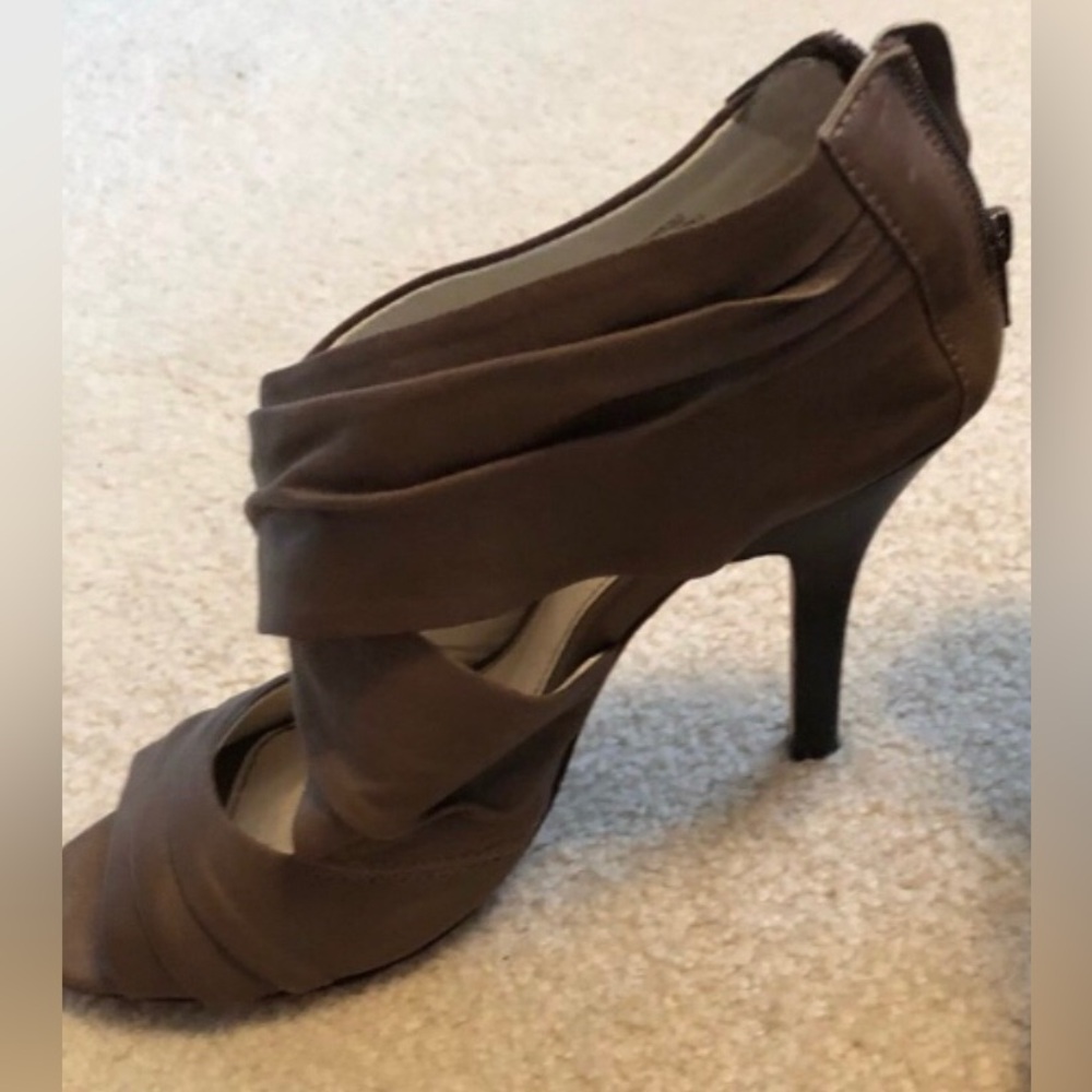 Isola Balta Taupe Grey peep toe stiletto Heels US 8 | Euro 39 | style#6302003 - Picture 1 of 5